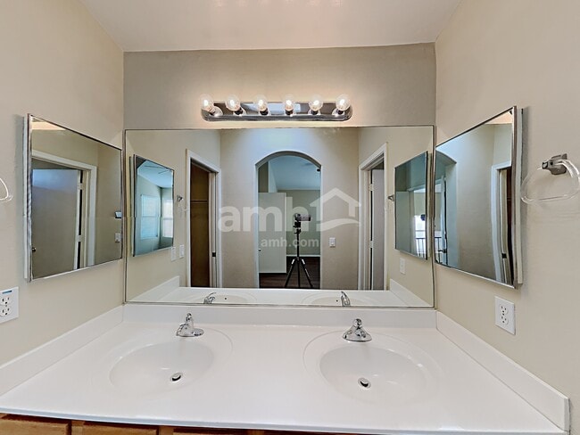 Building Photo - 10008 E Capri Ave