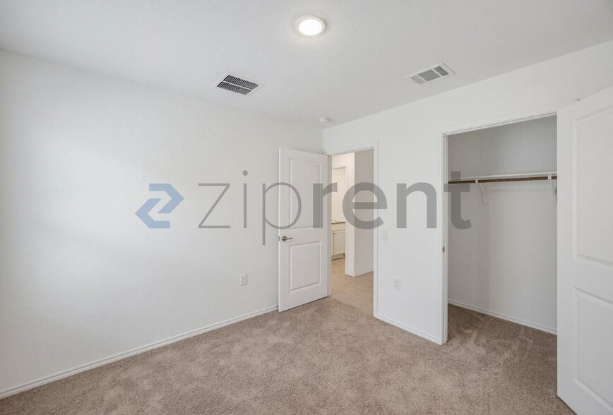 Building Photo - Unit