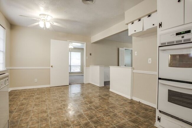 Building Photo - No Application Fees* $500 off 1st months r...