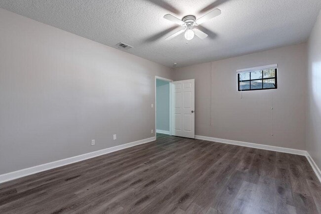 Building Photo - 1025 Staghorn St