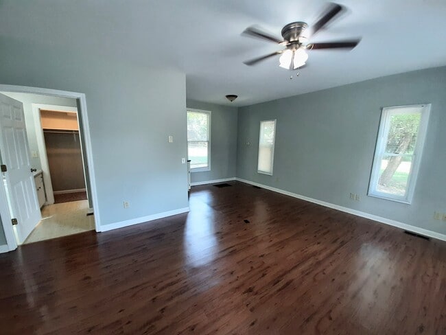 Building Photo - 104 N Cedar St