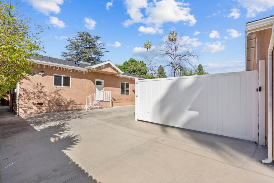 Building Photo - 6715 Cedros Ave