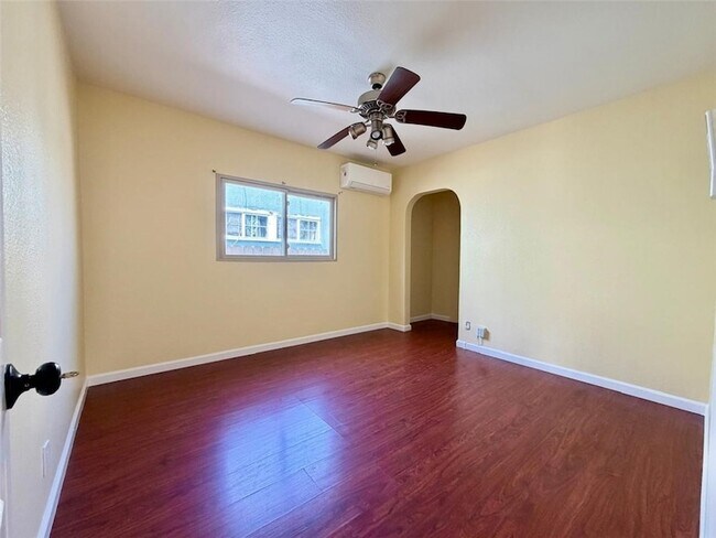 Building Photo - 607 W 101st St