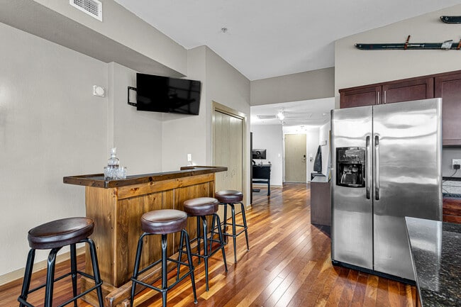 Building Photo - 106 W Seeboth St