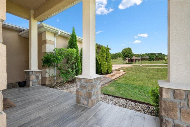 Building Photo - 200 Crooked Creek Dr