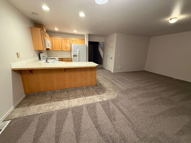 Building Photo - New carpet + Paint! 2 bed|2.5 bath + bonus room townhome