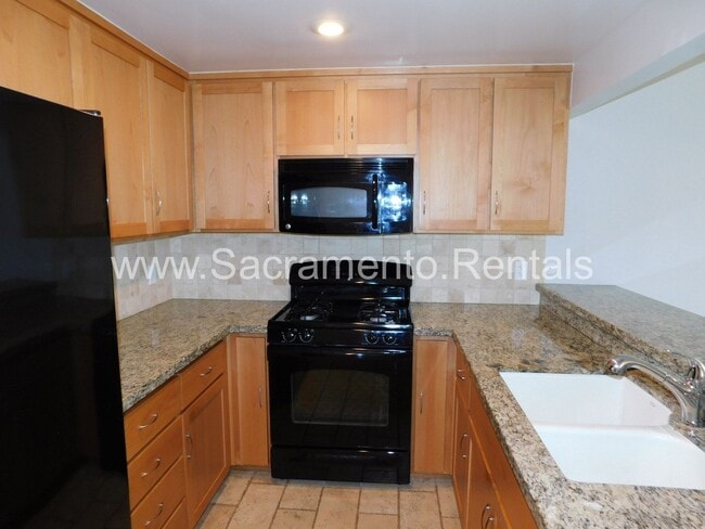 Building Photo - Wonderful Sierra Oaks 3bd/2ba Duplex with 2 Car Garage