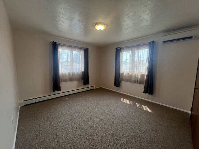 Building Photo - Extra Large 2 bedroom 1.5 Bath Centrally L...