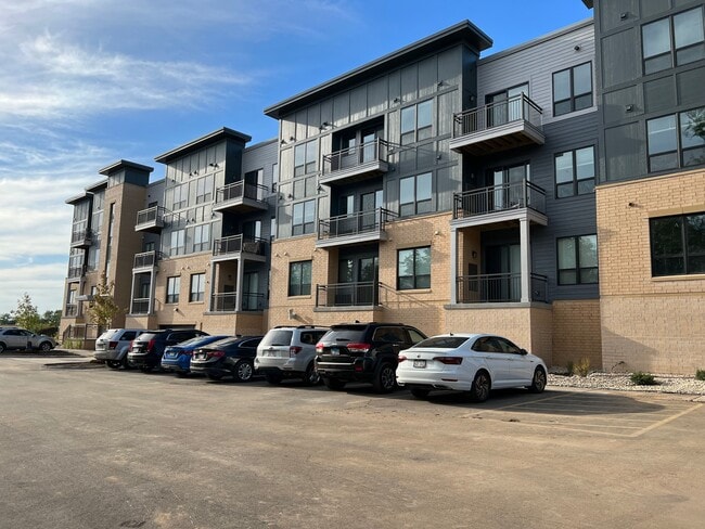 Building Photo - 500 N Tratt St