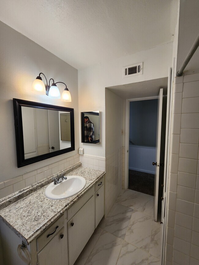 Full bath upstairs - 1901 W Shields Dr