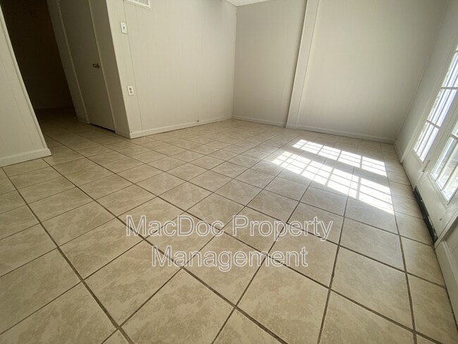 Building Photo - 813 Sledgehammer Dr