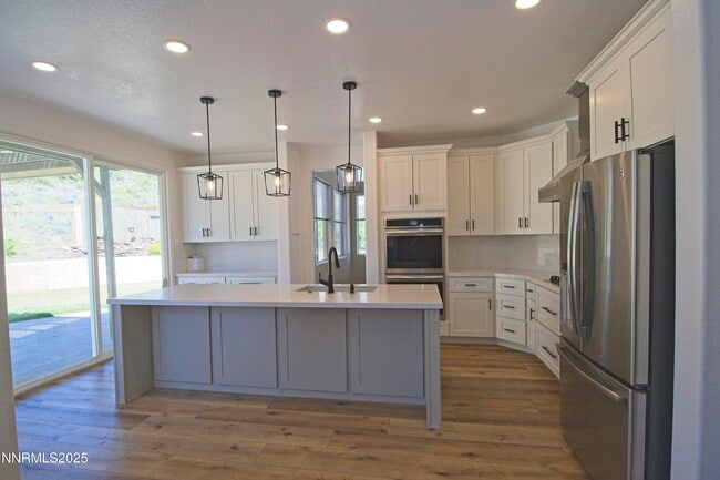 Building Photo - 3075 Roxbury Dr
