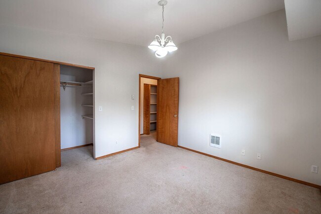 Building Photo - Spacious 3-Bed Home in Hayden Lake with La...