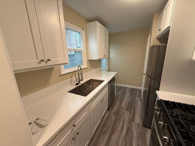 Building Photo - Charming One-Bedroom Apartment | South of the Blvd – Sherman Oaks