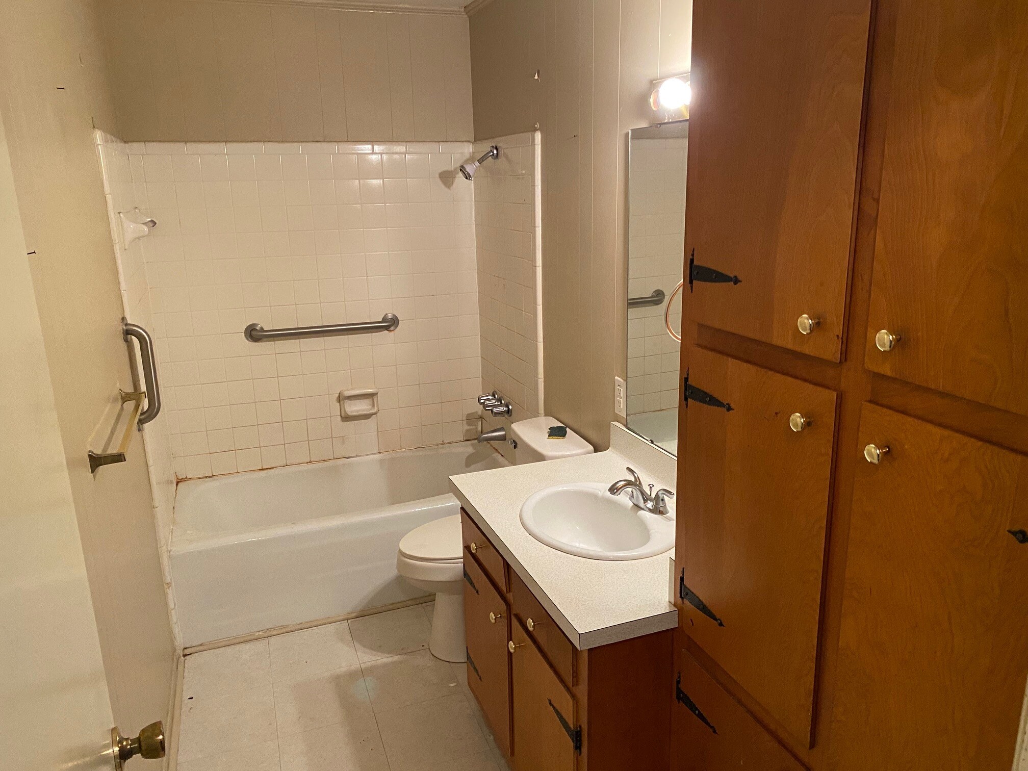 Bath - 2000 W Pinecrest Dr