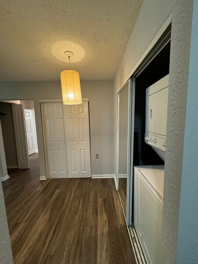 Building Photo - Come See This Beautiful Remodeled 2 Bed 1 Bath Condo in Mystic Woods! Available Now!