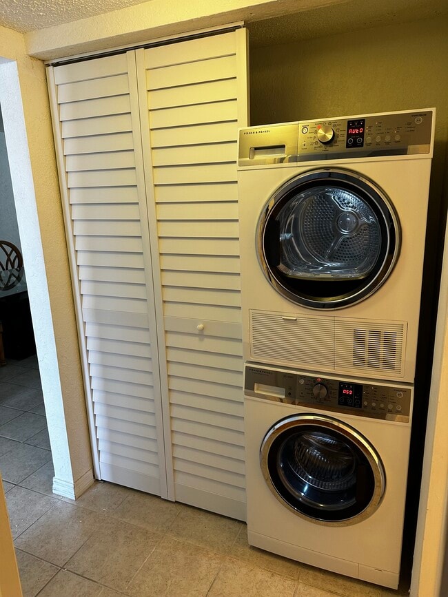 Building Photo - 2264 Winkler Ave