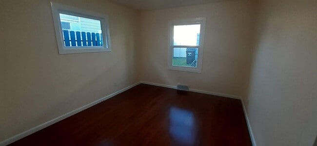 Building Photo - 2bd/1ba Seattle Home