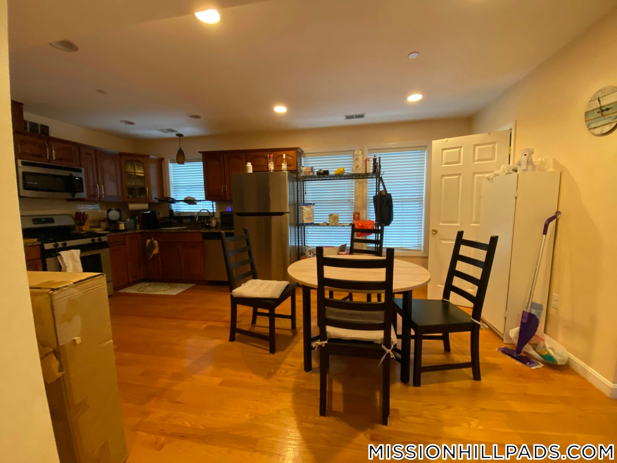 Building Photo - 207 Hillside St