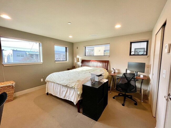 Building Photo - 107B 13th Ave E