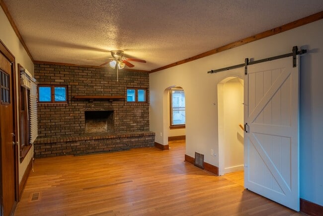 Building Photo - Move In Ready Home by Wesley Hospital!