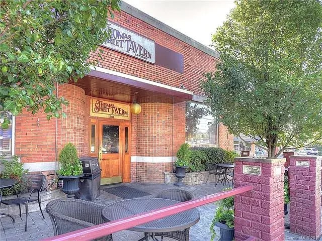 Building Photo - 1215 Green Oaks Ln