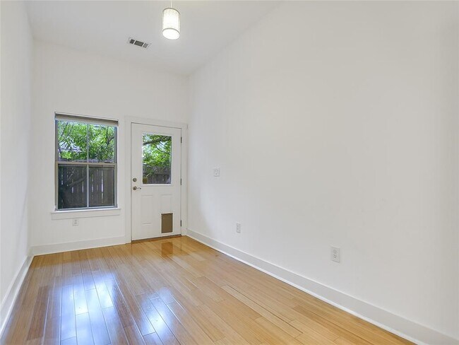 Building Photo - 2520 Bluebonnet Ln