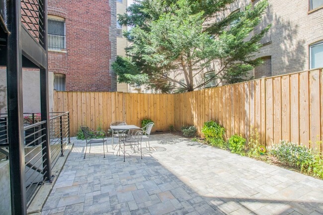 Building Photo - Stunning 2 BR/2 BA Condo in Lanier Heights!