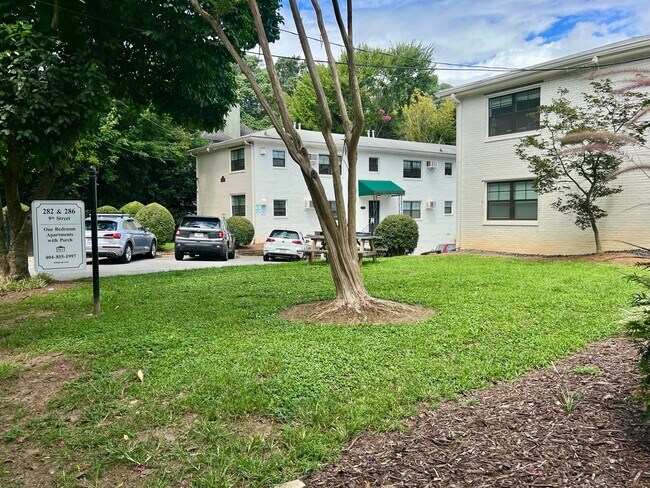 Building Photo - Renovated 1BR * Piedmont Park! ~ Steal of a Deal!