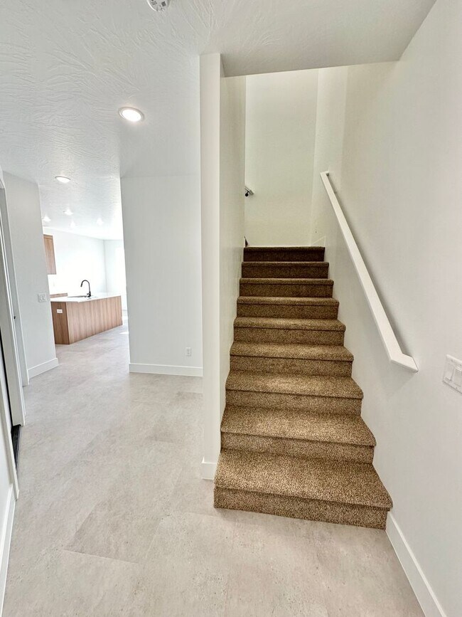 Building Photo - PET FRIENDLY!! HURRICANE TOWNHOME!