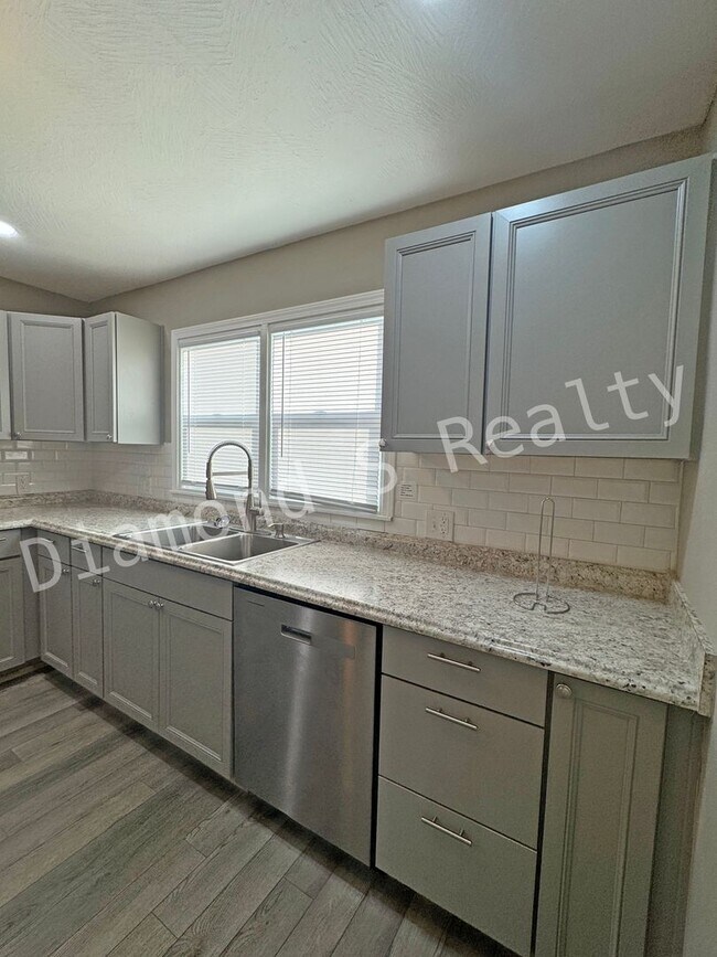 Building Photo - Updated and Located near Mercy Hospital!  ...