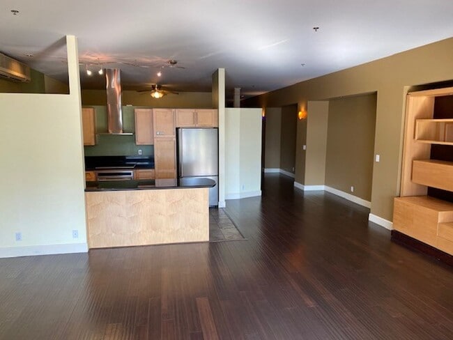 Building Photo - Beautiful and Historic condo just steps fr...