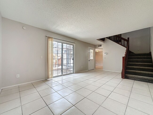 Building Photo - Carmel Oaks Townhome style Condo in Orlando