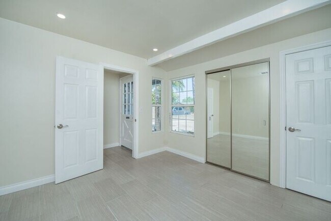 Building Photo - Completely Remodeld W/ Swimming Pool!