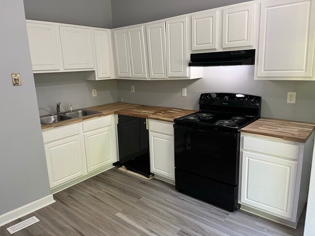 Building Photo - 901 Marlborough Rd