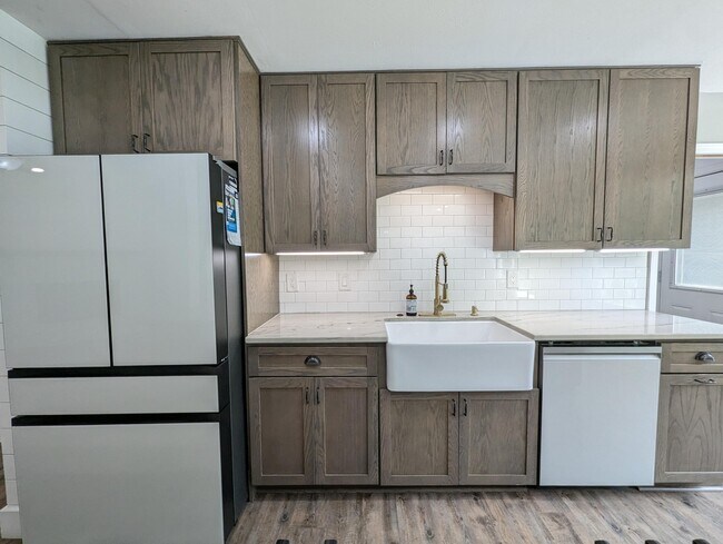 Building Photo - 8717 Sand Pine Dr