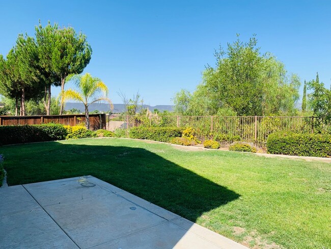 Building Photo - Large 4 bedroom home for lease in the hear...