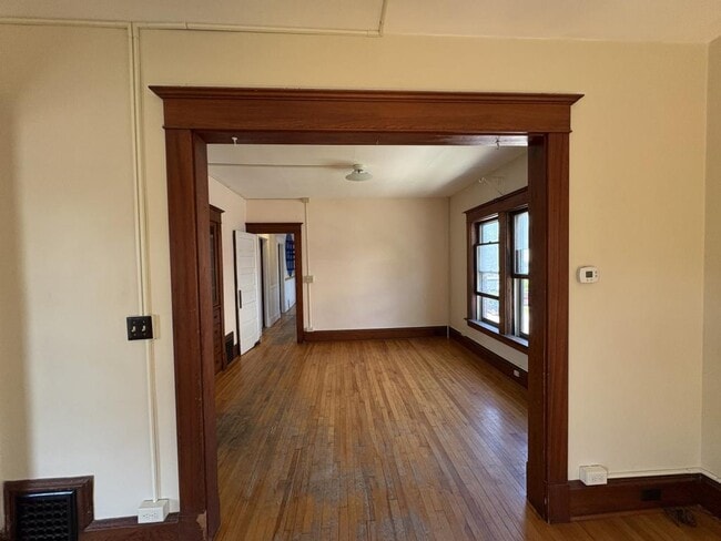 Building Photo - 48 Monroe St