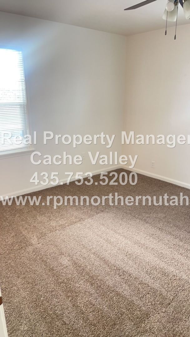 Building Photo - 2 br unit, on corner lot in Smithfield! Available for immediate move-in!