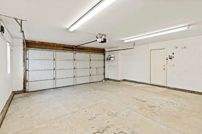 Building Photo - 5740 Laguna Park Dr