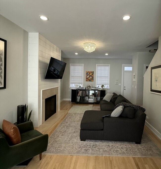 Building Photo - 1733 W Crystal St