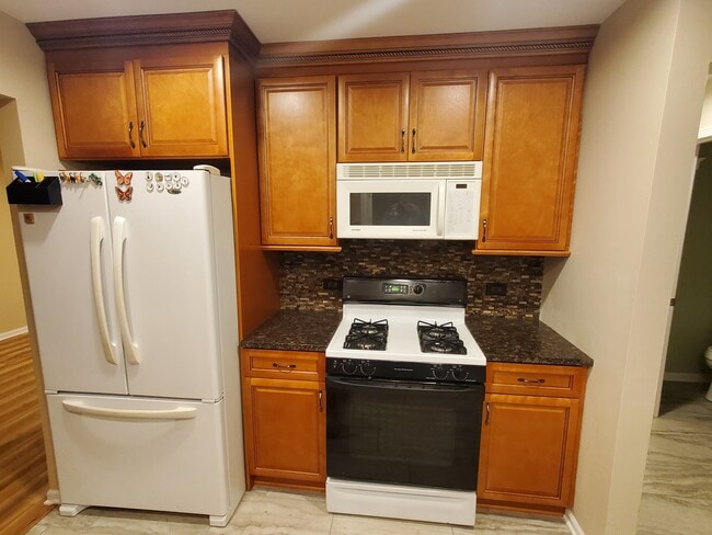 Building Photo - 8 E Harbor Dr