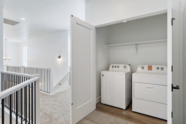 Building Photo - 1090 W Albertine Ln