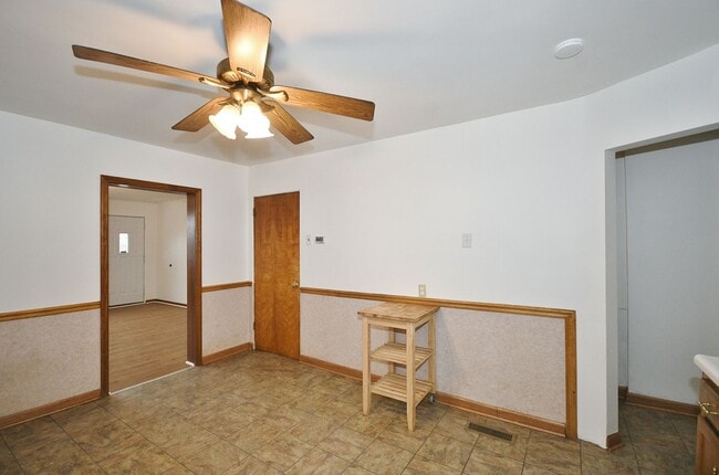 Building Photo - South Side 3BR - Simple, Solid, Ready