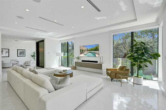 Building Photo - 1111 SE 9th Ave