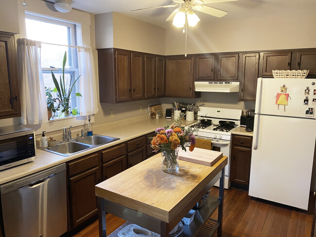 Kitchen (island not included) - 609 S Lazelle St