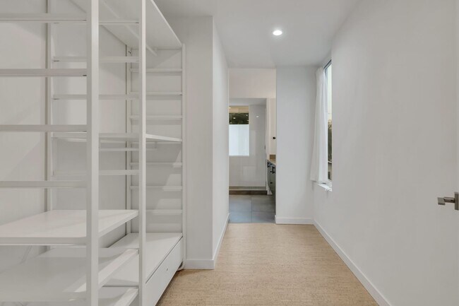 Building Photo - Modern 3BR Townhome with Rooftop Deck Near Downtown Seattle