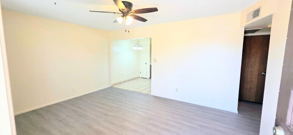 Building Photo - 1041 N Mesa Dr