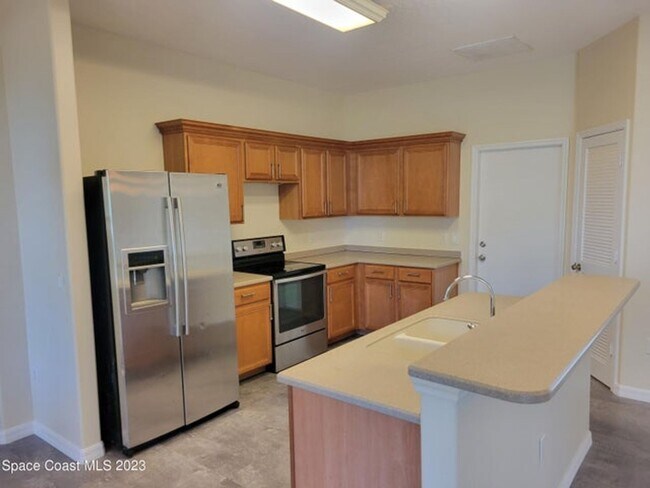 Building Photo - Beautiful Spacious Home