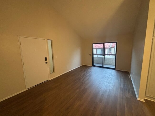 Building Photo - Beautiful 2-Bedroom Condo in Canyon Country!